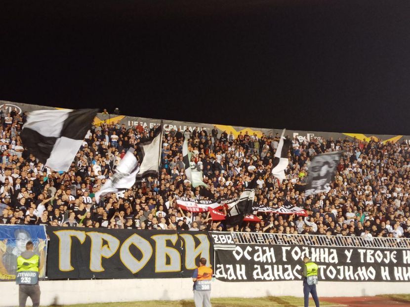 FK Partizan, FK Mančester junajted, navijači, otete zastave FK Partizan, FK Mančester junajted, navijači, otete zastave
