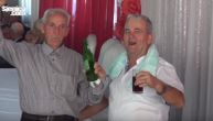 Kako se vesele naši penzioneri: Napravili žurku da sve puca, igrali i pili kao da im je 16 godina