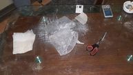 Policija upala Beograđaninu u kuću, uhapsila ga dok je pakovao heroin u paketiće i "varao na vagi"