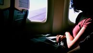Ova žena pronašla je savršen način da se naspava u avionu, ali da li je ovo bezbedno?