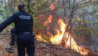 MUP pojačao snage na Mokroj Gori: Vatrogasci se bore sa vatrenom stihijom, gore trava i četinari