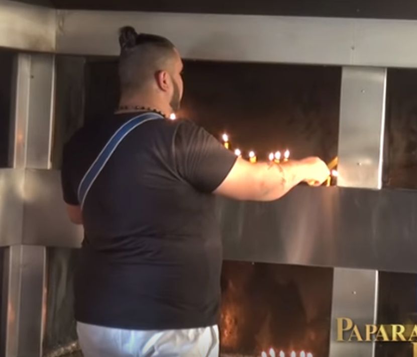 Darko Lazić pali sveće Darko Lazić pali sveće
