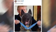 Svi bruje o Trampovoj prevari: Objavio fotku na kojoj odlikuje psa, ispostavilo se da je - lažna