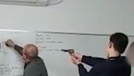 Zastrašujući prizor iz škole: Dok je nastavnik pisao na tabli, učenik je u njega uperio pištolj