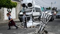 FOTO-UBOD: Ogromni kostur izmileo iz ulice u Meksiku