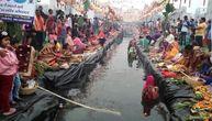 Gužva u reci, na hiljade Indijaca izvodilo ritual tokom Hindu festivala