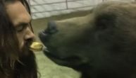 Najseksi frajer na planeti pokazao hrabrost: Poljubio medveda i nahranio ga kolačićem iz svojih usta