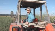 Dušanka je igrom sudbine postala glava porodice, sa 72 godine vozi kombajn: "Zlatka znam u dušu"