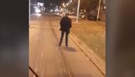 Čudna scena u Beogradu u 5 ujutru: Čovek u odelu stoji na šinama dok tramvaj ide pravo ka njemu