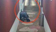 Perverzni muškarac puzao po hotelskim hodnicima kako bi slušao parove koji u sobi imaju seks