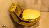 Zlatna WC šolja, otporna na metke i ukrašena sa 40.000 dijamanata prodaje se za 1,1 milion evra