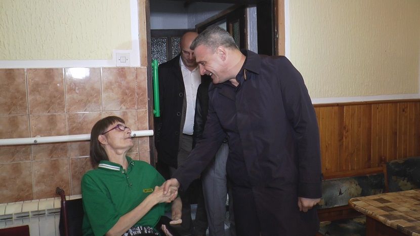 nova kolica za Branku Nedović, Branko Nedović nova kolica za Branku Nedović, Branko Nedović