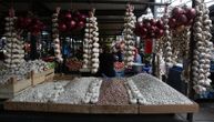 Navala za belim lukom i krompirom u Banjaluci: Voće slabo kupuju, prodavci očajni