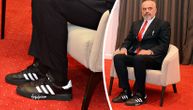 Edi Rama opet srušio internet jer uz odelo nije obukao cipele već - patike