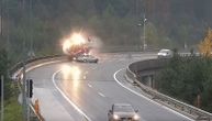 Jeziv snimak pogibije vozača: Auto naleteo na kamion u Sloveniji, on se prevrnuo i sleteo u ambis