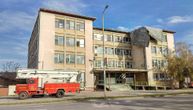 Strong wind lifts up roof of old Zrenjanin polyclinic: Frightened people call firefighters urgently