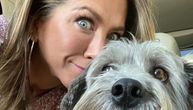 Dženifer prošetala psa u minijaturnoj haljinici: Zbog glumičinih nogu "pao" Instagram