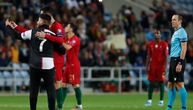 Ronaldo je car: Portugalac zaustavio utakmicu zbog selfija sa navijačem, sudija gledao u čudu!