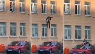 Hudini na ruski način: Muškarac skočio kroz prozor sa radijatorom za koji je bio vezan lisicama