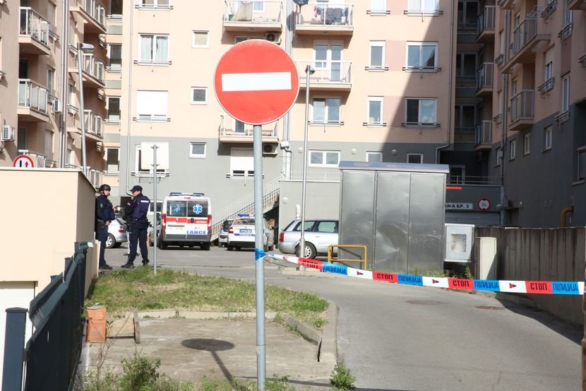 Image result for Žena policajca u čarapama pobegla od njega, komšije sve videle: "Bato je naša ljudina od čoveka!"