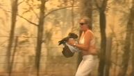 Neverovatan snimak spasavanja koale od požara: Žena skinula odeću i krenula u vatru