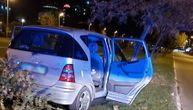 Sudar na Novom Beogradu: Auto oborio drvo od siline udarca
