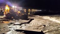 Oluja uništila plažu omiljenog letovališta srpskih turista u Grčkoj: More prodrlo do glavne ulice!