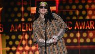 Bili Ajliš ne prestaje da šokira: Pevačica na dodelu prestižnih nagrada došla u pidžami