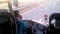 Vozač autobus vozi laktom kroz Vojvodinu, dok u istoj ruci drži telefon i razgovara. Putnici snimali