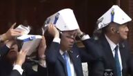Snimak japanskih poslanika sa šlemovima postao hit: Svima za oko zapao njihov bizaran izgled