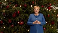 Angela Merkel pala izlazeći na binu: "Sledeći put ću ići stepenicama"