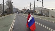 Srpkinja privedena jer je prelazila most u Kosovskoj Mitrovici ogrnuta srpskom zastavom