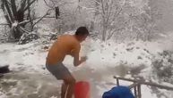 Dramatična situacija u kampu u BiH: Migranti odbijaju hranu i vodu, jedan se kupa na snegu