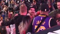 Šaketanje na NBA meču: Fan Lejkersa pesnicom udario navijača Nagetsa u Jokićevom dresu!