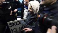 Gretu napali novinari u Madridu: Ona se smejala, a policija jedva uspela da je zašititi