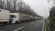 Kolaps na graničnim prelazima: Na Batrovcima kolona kamiona od 3 kilometra, u Adaševcima im obustavljen prolaz