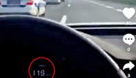 Bahati vozač se ruga srpskoj policiji: Vozi 250 na sat, pretiče patrolu i snimke postavlja na mreže