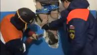 Rus zbog čizmi pao sa visine od 28 metara, pa se zaglavio: Obuća mu spasila "živu glavu"