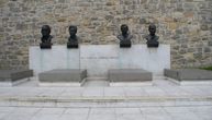 Oskrnavljena Grobnica na Kalemegdanu: Glave narodnih heroja išarane crvenom bojom, ispisana i poruka