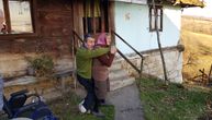 Baka Olga i njen sin Predrag, koga nosi na leđima jer ne može da hoda, dobijaju veliku pomoć