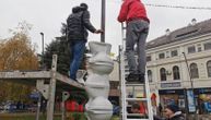 Gomila WC šolja u centru Čačka: Ljudi se pitaju zašto, neki misli da je uvredljivo, a postoji poruka