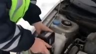 Ruski policajci doskočili zimi: Ostali bez tečnosti za stakla, pa u auto sipali viski