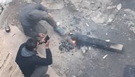Migranti logoruju pod Kalemegdanom: Zapalili vatru, sede na ofucanoj fotelji, u smeću i gareži