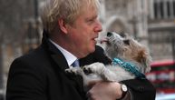 Boris Džonson na glasanje poveo psa, a novinarima za oko zapao jedan detalj