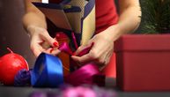 Trik koji je oduševio milione: Kako da uvijete poklon kada nemate dovoljno ukrasnog papira