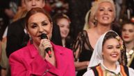 Ana Bekuta u roze odelu zablistala na snimanju novogodišnjeg programa