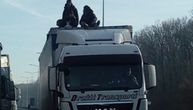Jeziva scena na Batrovcima: Migranti se vozili na krovu kamiona