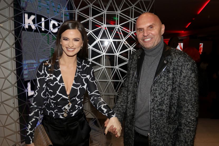 Mili Na Zurku Dosao Sa Suprugom Koja Kida Koliko Je Seksi A Onda Ga Je Prigrlila Prezgodna Pevacica Telegraf Rs