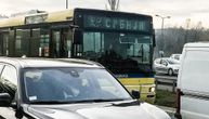 Provokativna poruka na beogradskom autobusu usred špica: Jedni se smejali, drugi besneli i psovali