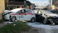 Udes u Novom Sadu: Vozilo za hitnu medicinsku pomoć udarilo u kuću, drugi auto se zapalio